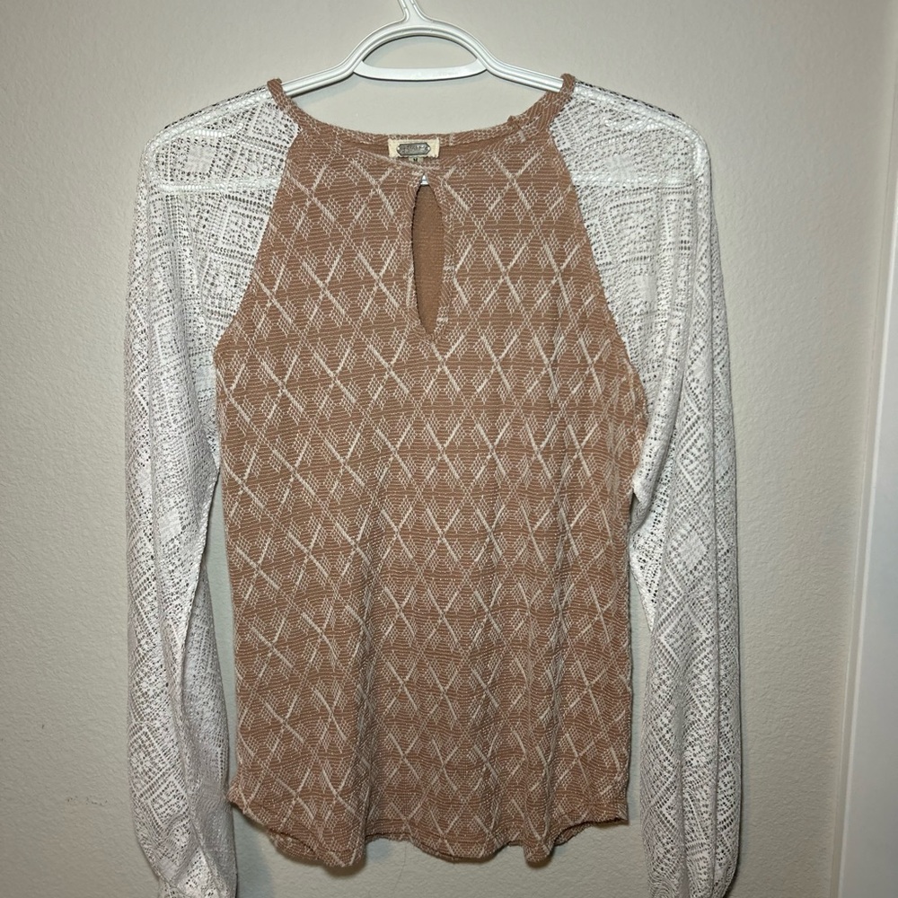 Gimmicks by BKE Tan and White Blouse